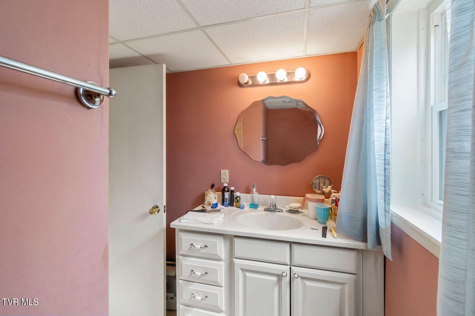 1811 Old Tusculum Road Greeneville, TN 37745 - Photo 21 of 27 Basement Bath