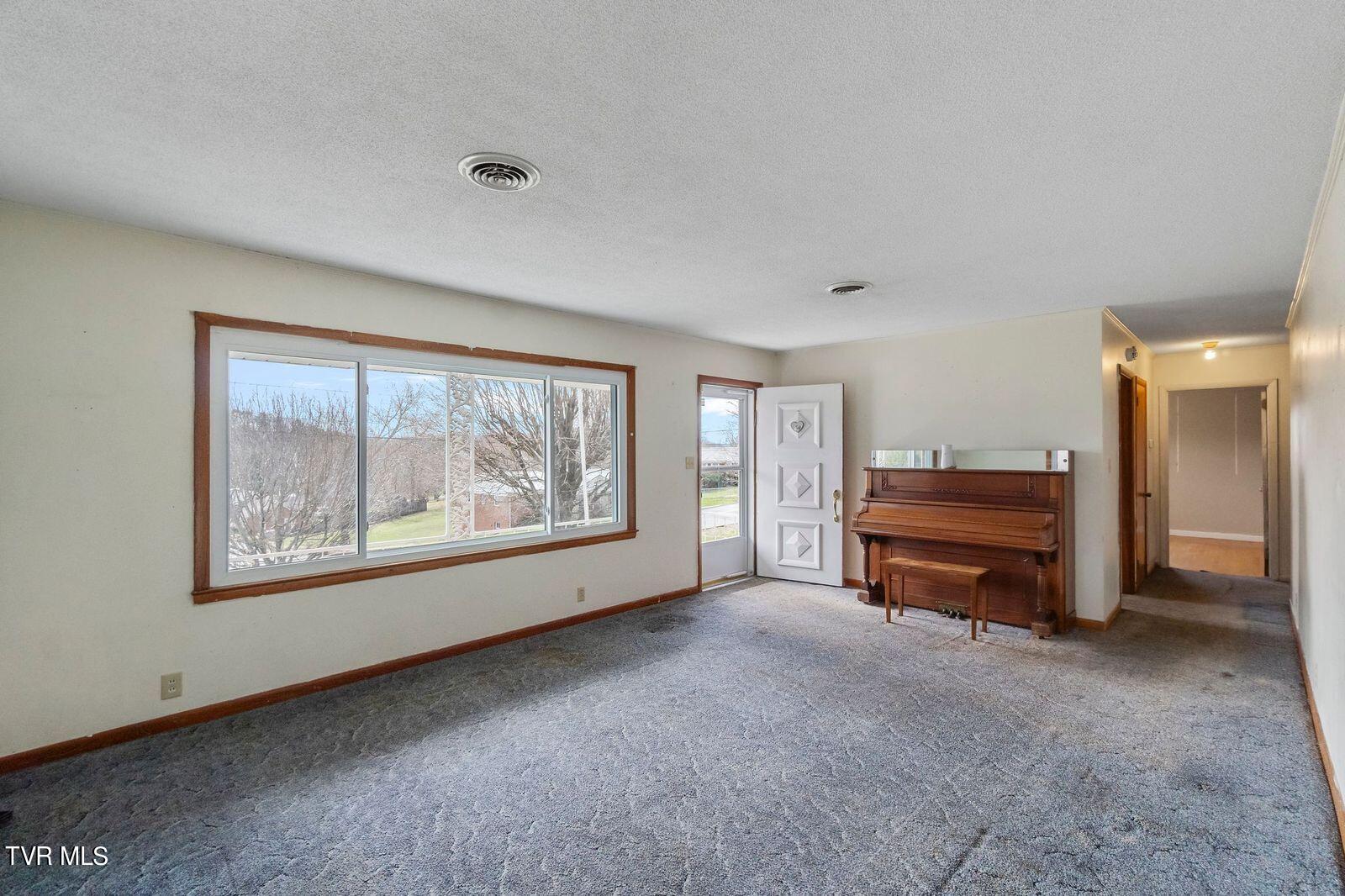 1811 Old Tusculum Road Greeneville, TN 37745 - Photo 3 of 27 Living Room
