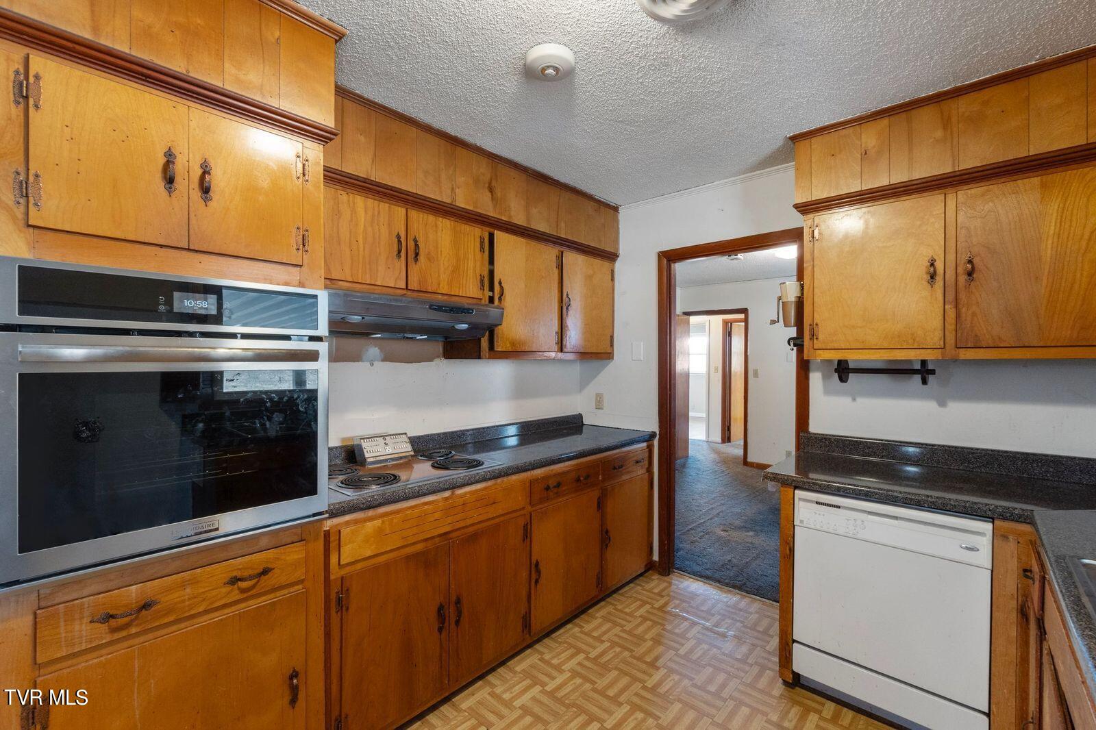 1811 Old Tusculum Road Greeneville, TN 37745 - Photo 4 of 27 Kitchen