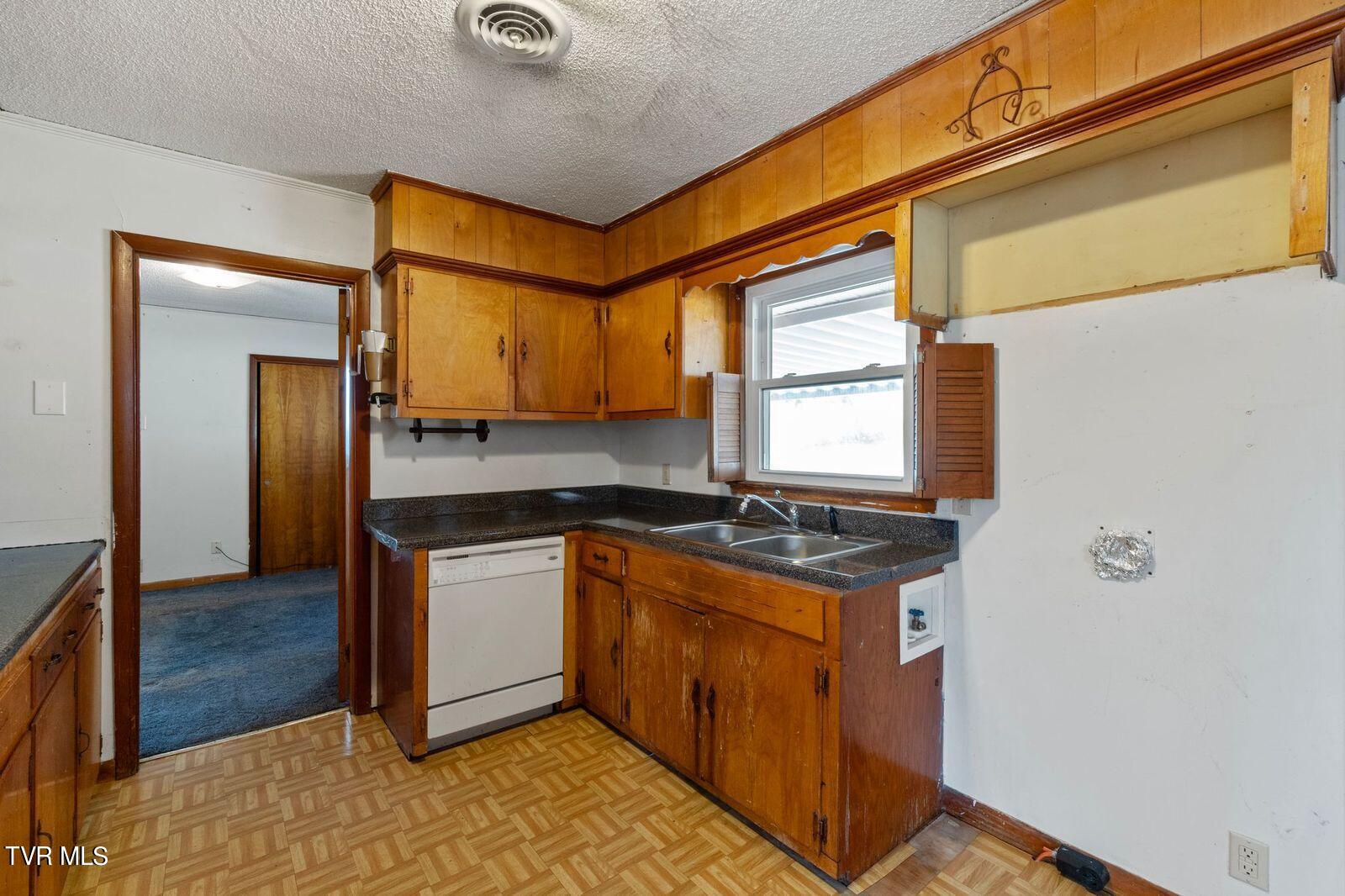 1811 Old Tusculum Road Greeneville, TN 37745 - Photo 5 of 27 Kitchen