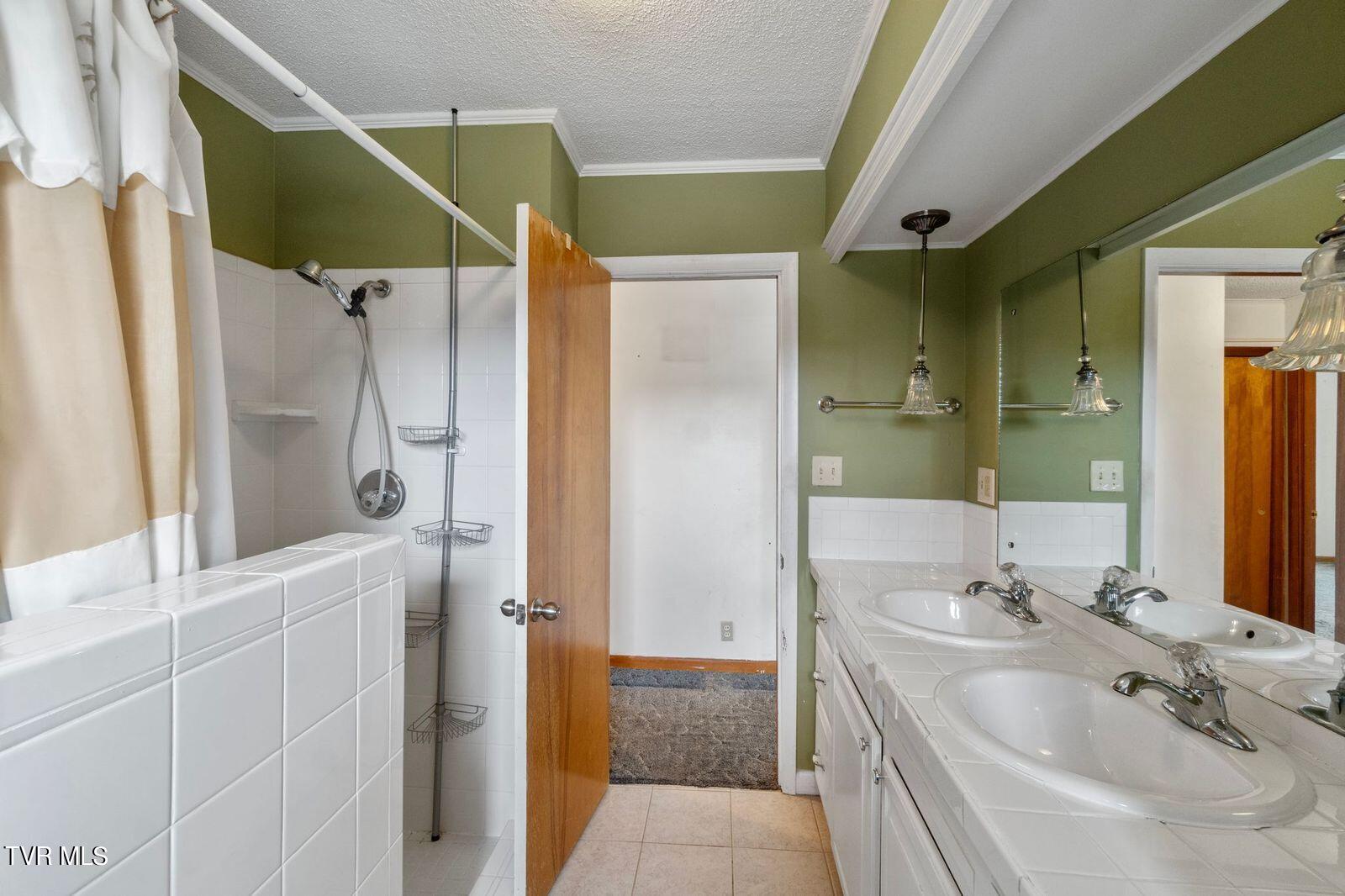 1811 Old Tusculum Road Greeneville, TN 37745 - Photo 10 of 27 Bathroom