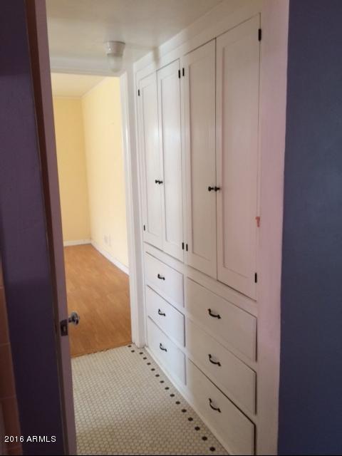 1344 East Hatcher Road Phoenix, AZ 85020 - Photo 5 of 9 Storage in hallway