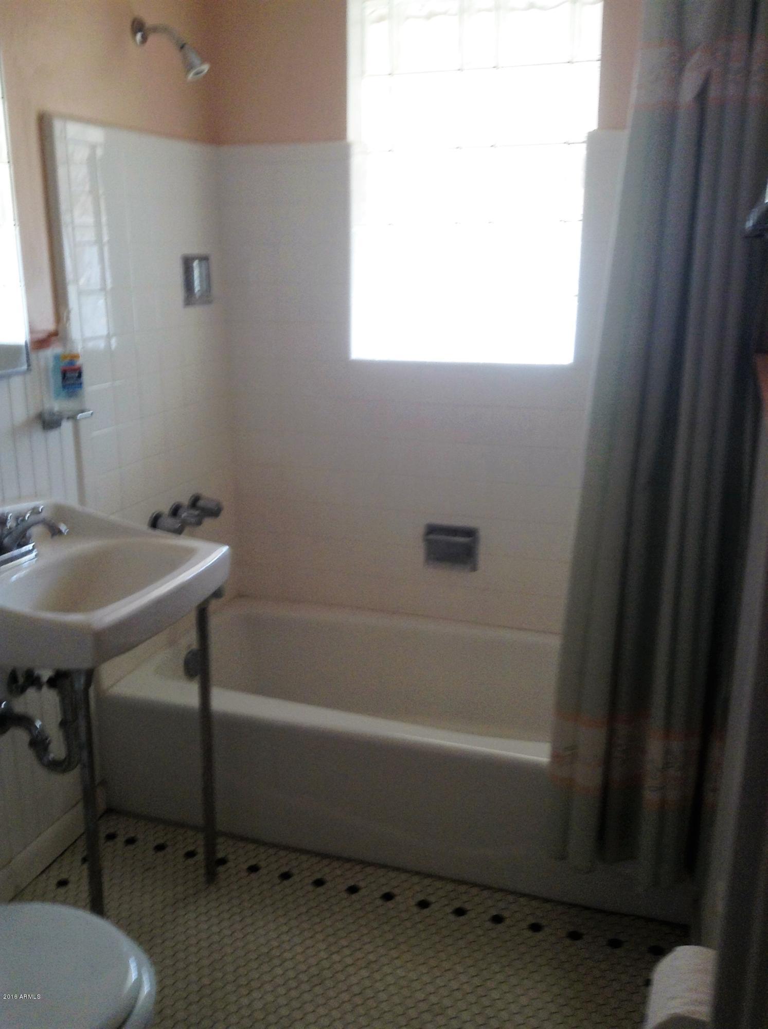 1344 East Hatcher Road Phoenix, AZ 85020 - Photo 6 of 9 Bathroom