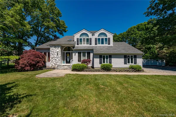 $999,999 | 11 Annemarie Drive, St. James, NY 11780
