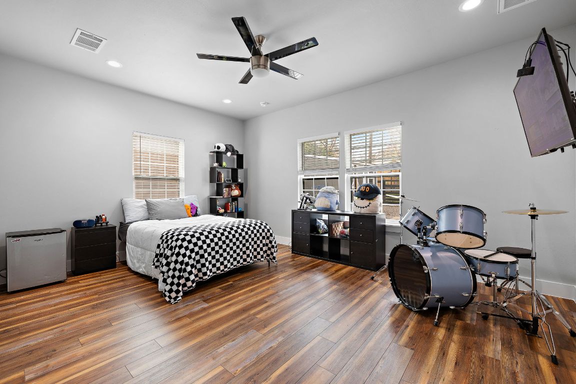 611 Elliott Street Taylor, TX 76574 - Photo 18 of 29 a living room with furniture