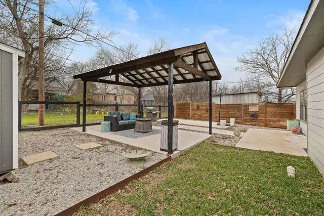 a view of a backyard