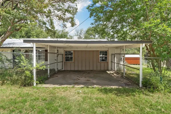 a view of backyard with a garden and trees