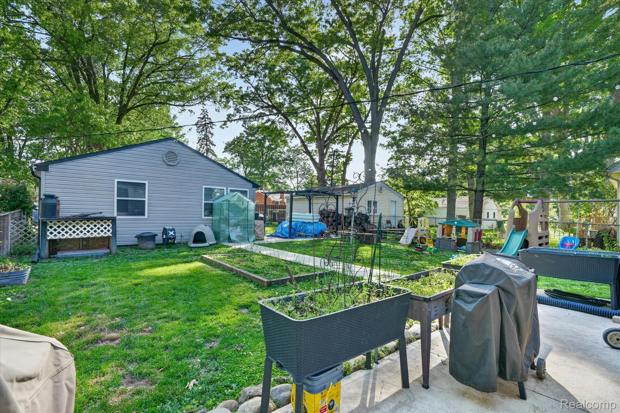 22729 Cleveland Street Dearborn, MI 48124 - Photo 30 of 32 33-22729-Cleveland-St-Dearborn-MI-48124-WindowStill.jpg