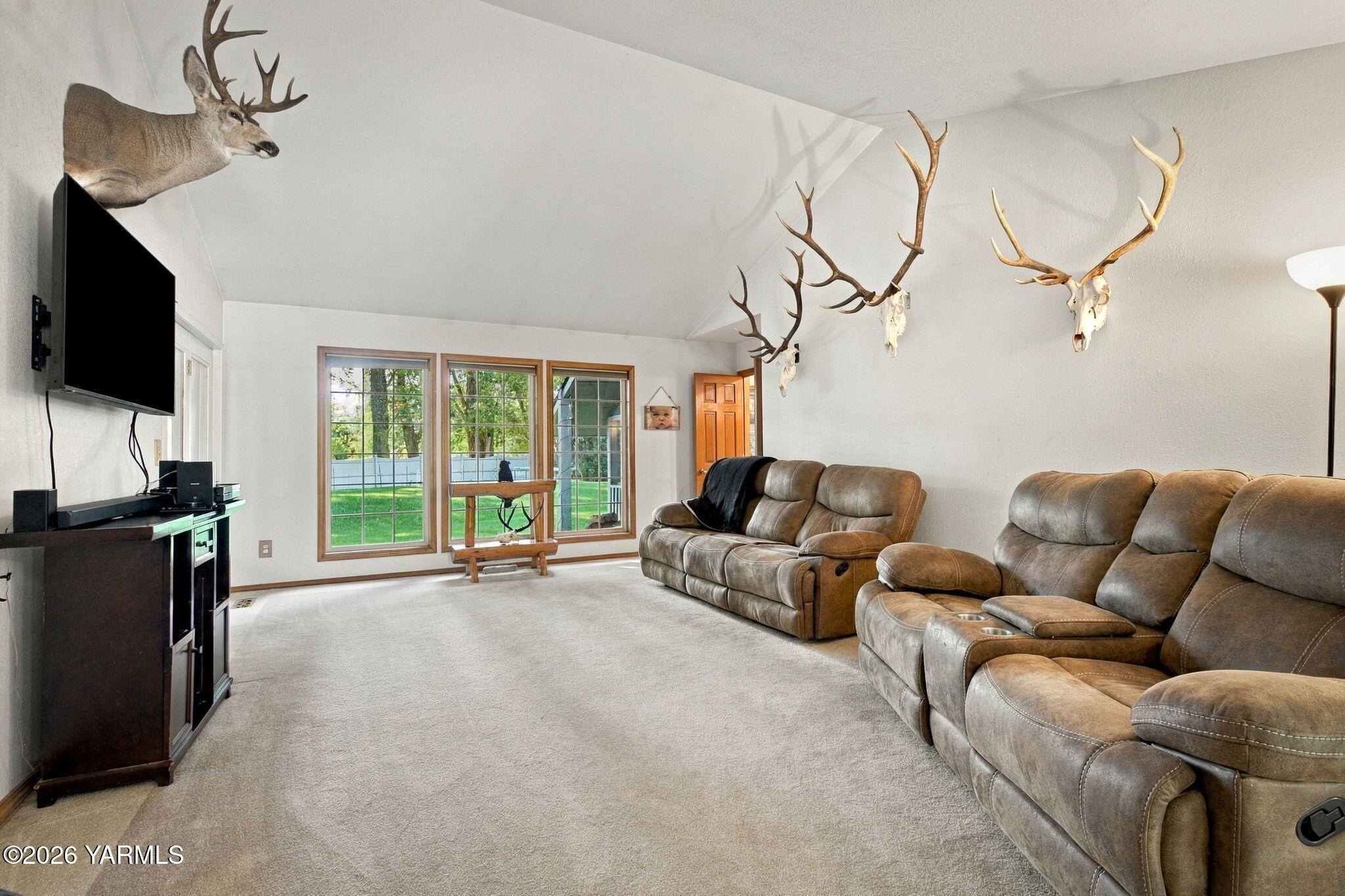20 Estate Way Yakima, WA 98908 - Photo 3 of 27 living room