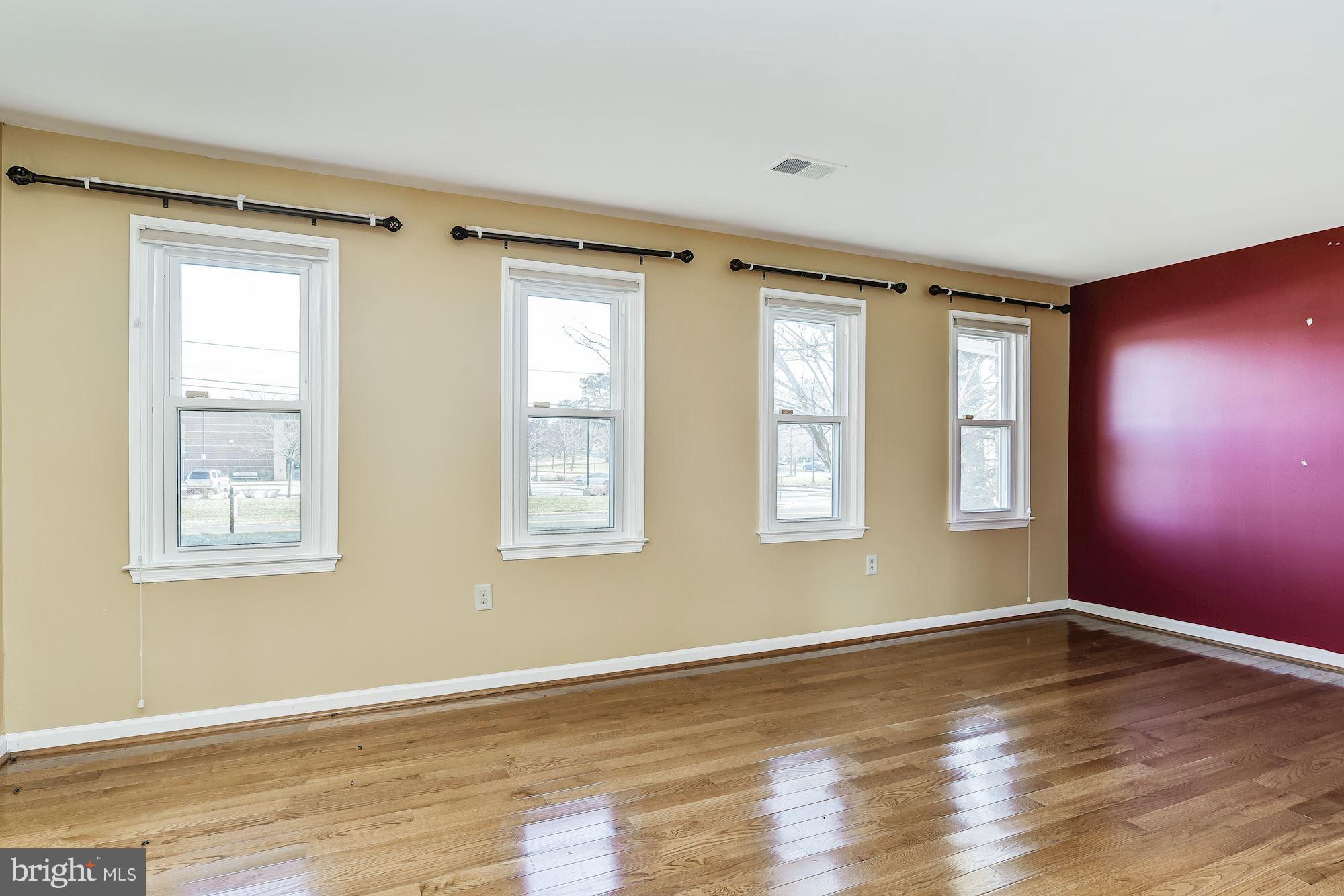 17004 Cashell Road Rockville, MD 20853 - Photo 3 of 44 Living Room