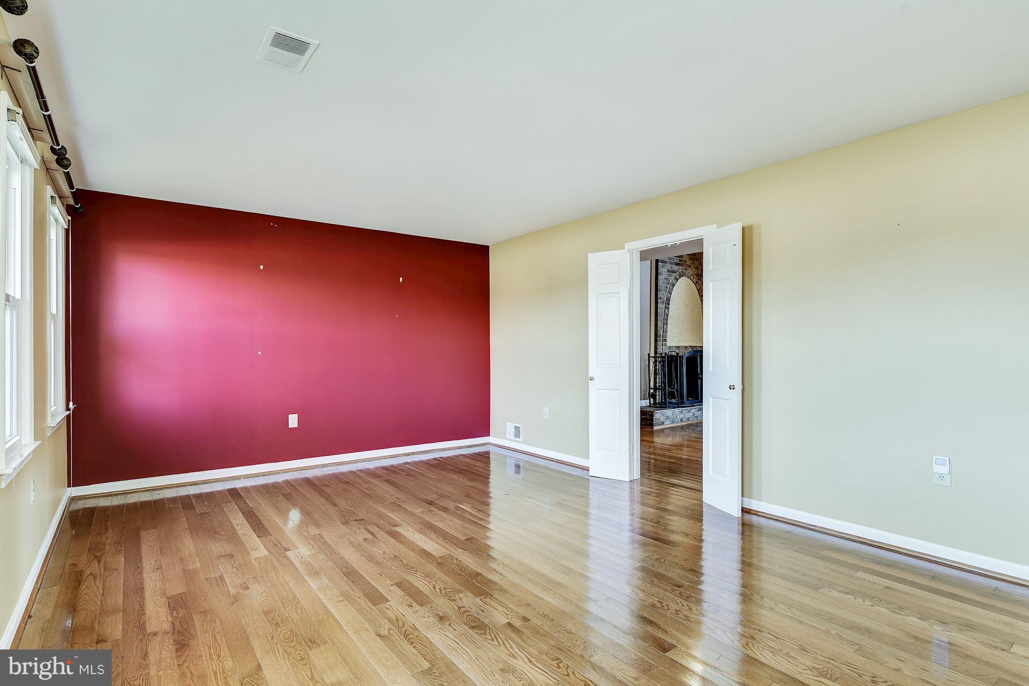 17004 Cashell Road Rockville, MD 20853 - Photo 4 of 44 Living Room