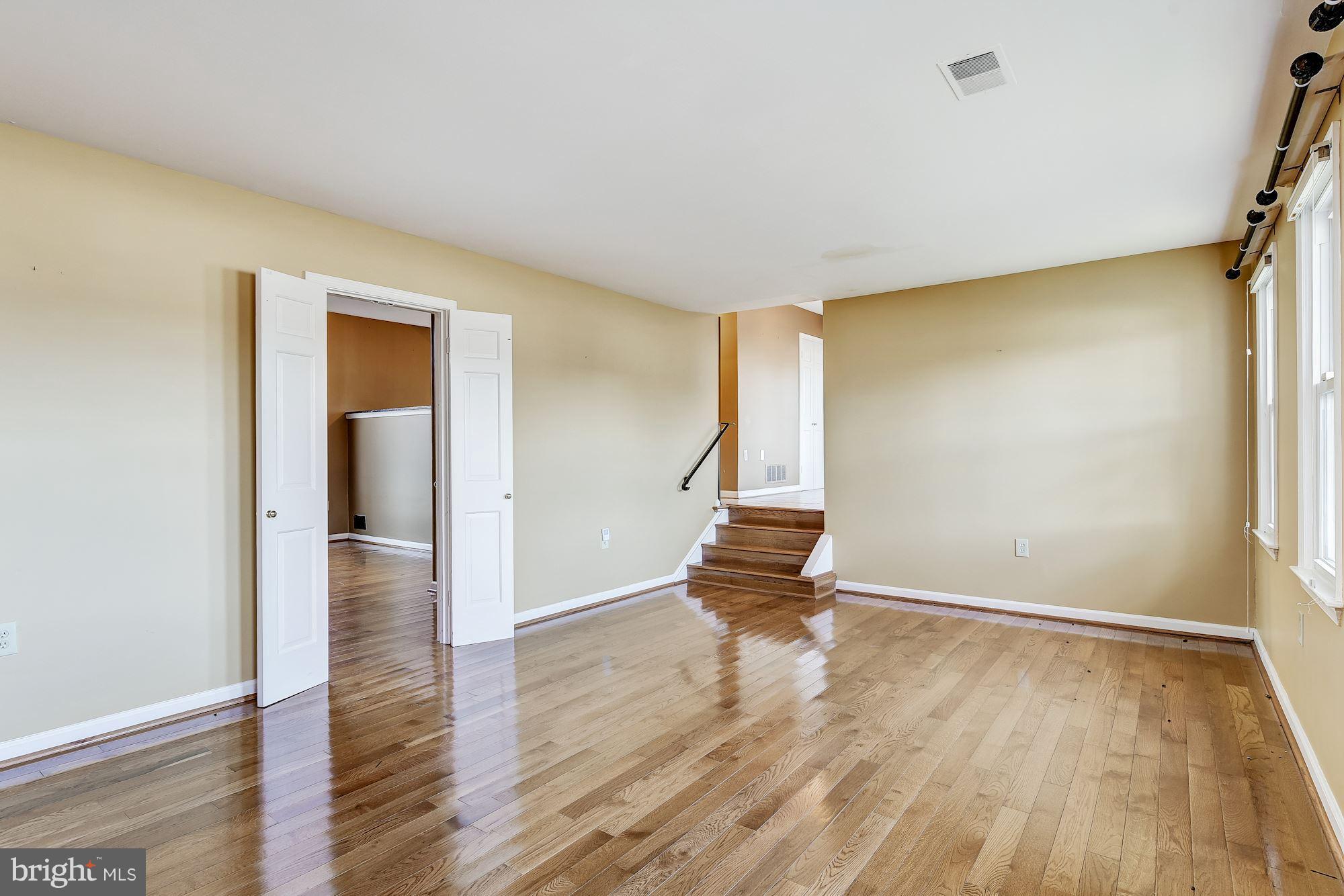 17004 Cashell Road Rockville, MD 20853 - Photo 5 of 44 Living Room
