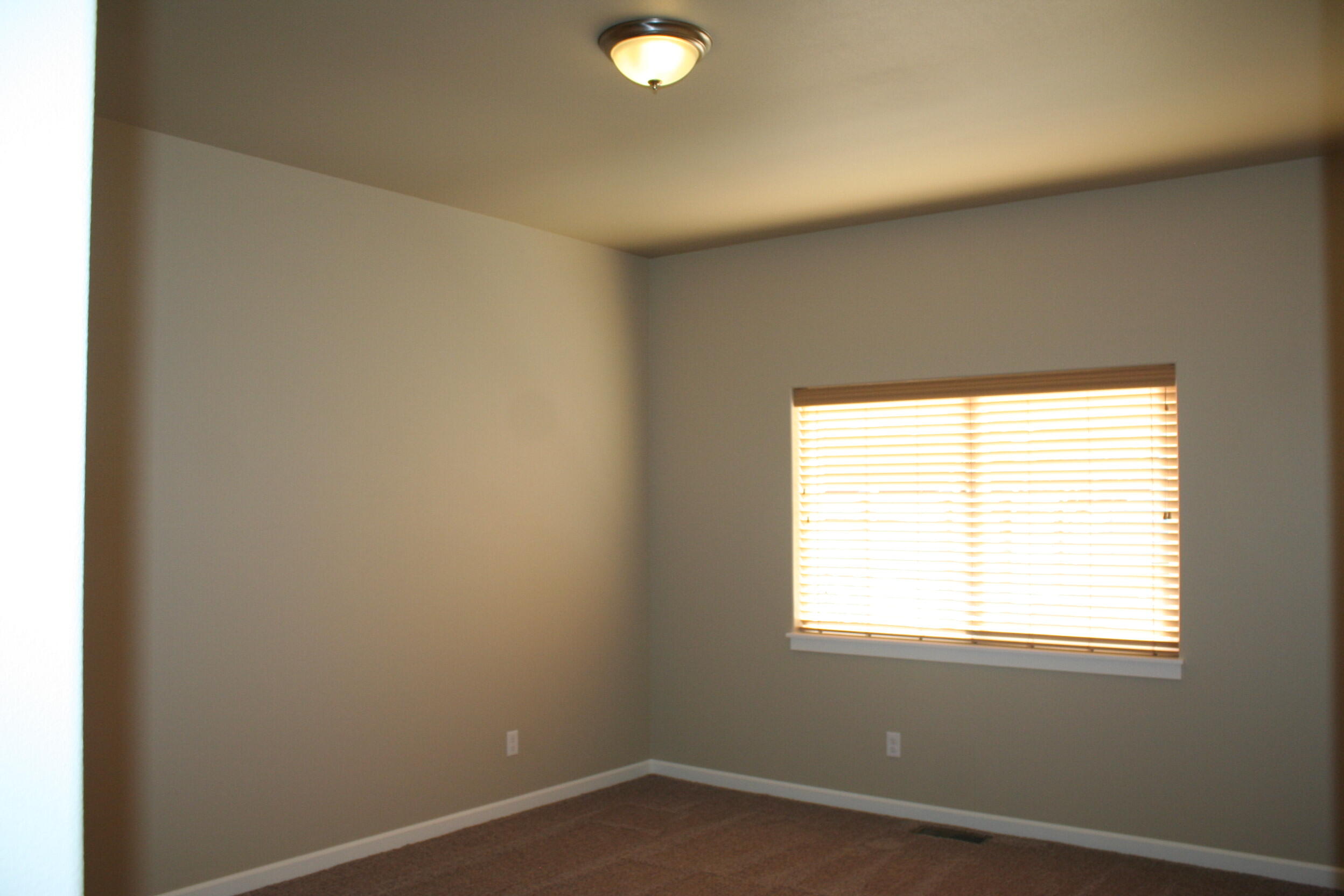 682 Southeast Reed Market Road Bend, OR 97702 - Photo 11 of 16 682 SE Reed Market 10