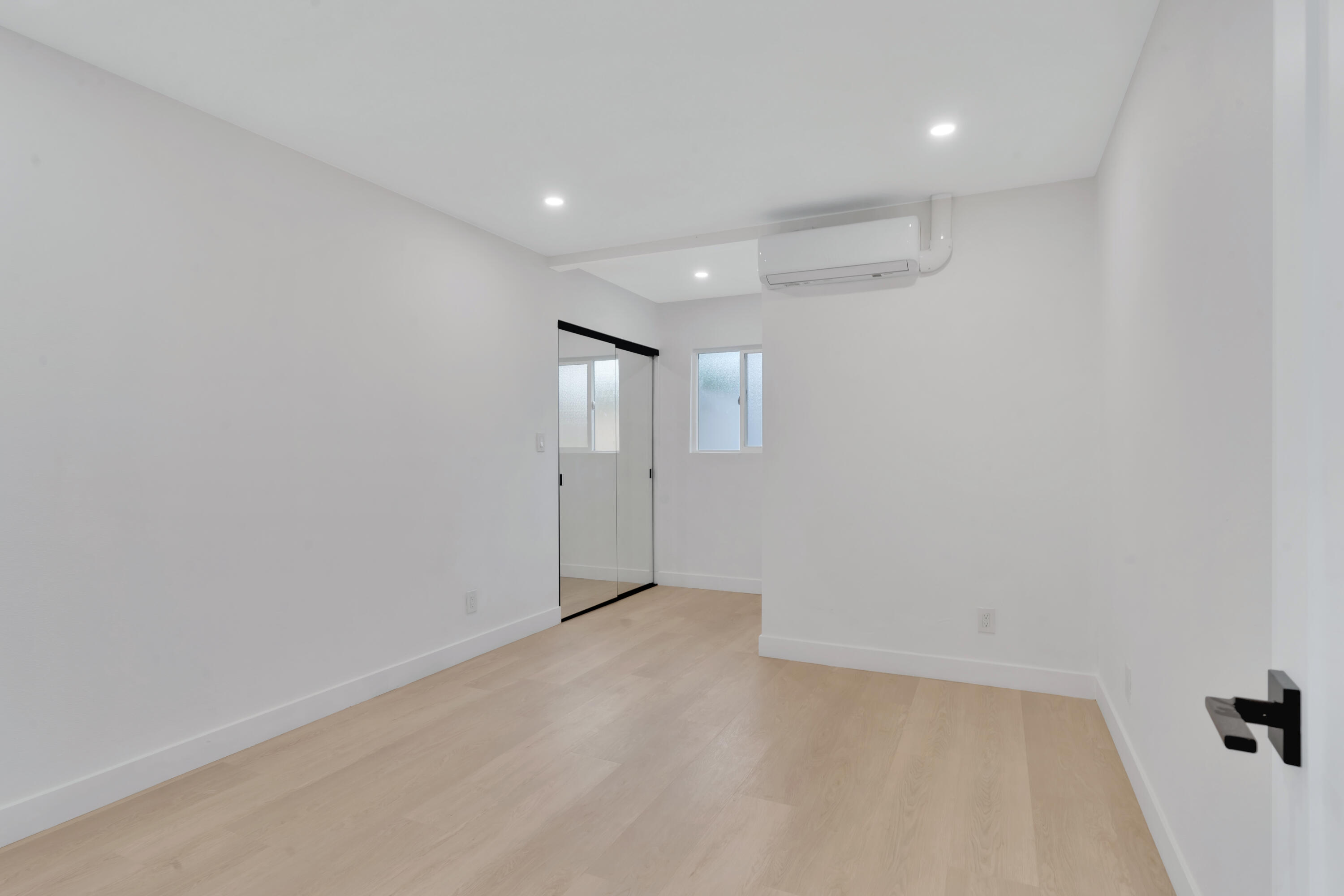 3087 North Biskra Road Palm Springs, CA 92262 - Photo 20 of 31 an empty room with windows