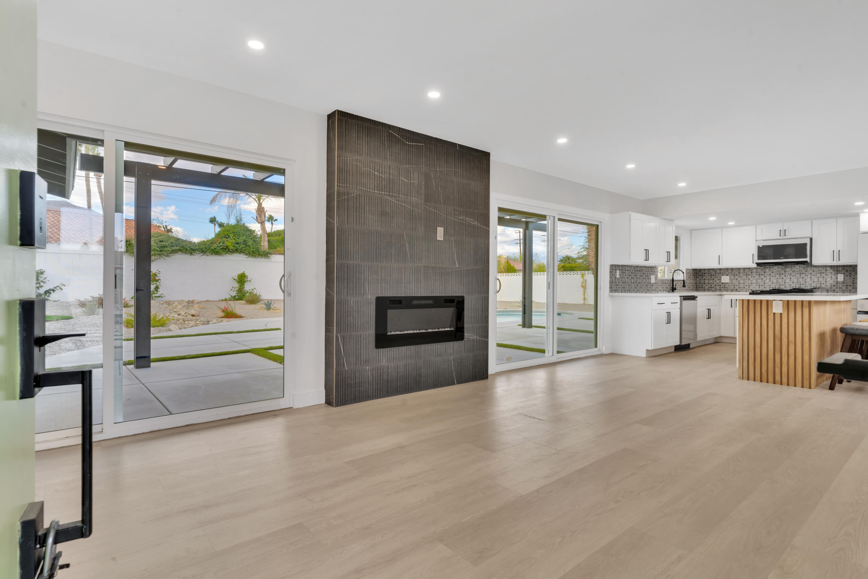 3087 North Biskra Road Palm Springs, CA 92262 - Photo 8 of 31 a view of a electric appliances in kitchen and empty room