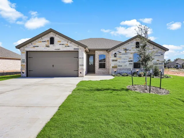 $316,888 | 724 Raylan, Springtown, TX 76082