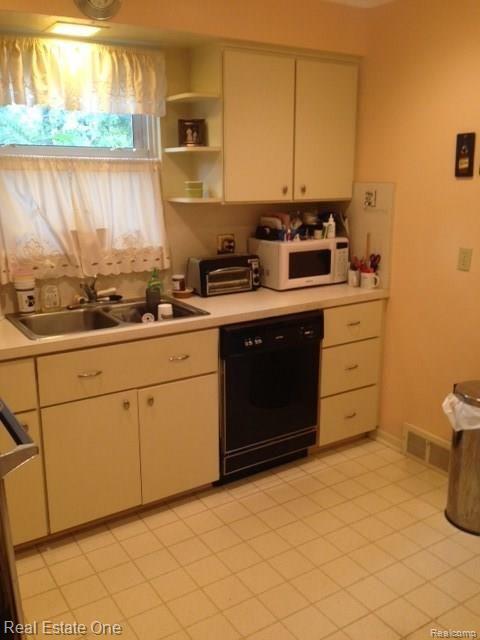 2604 Rochester Road, Unit 12 Royal Oak, MI 48073 - Photo 5 of 15