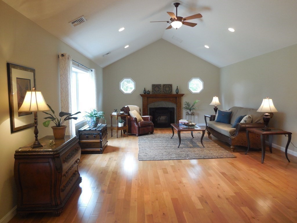 85 Mountain Road Holyoke, MA 01040 - Photo 3 of 28