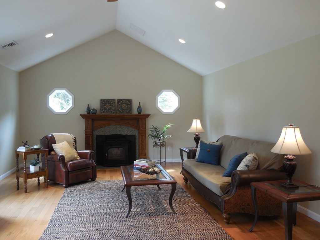 85 Mountain Road Holyoke, MA 01040 - Photo 4 of 28