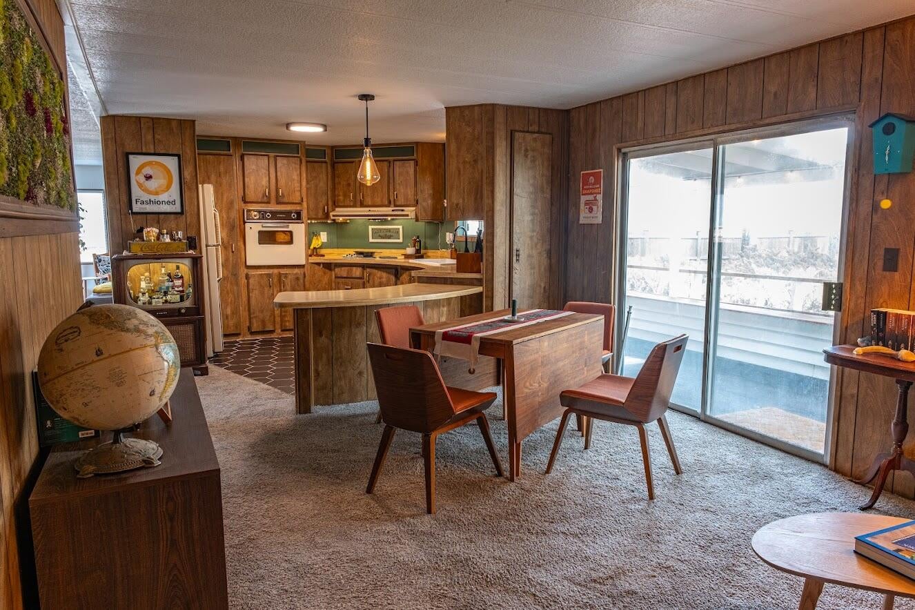 59823 Cheyenne Road Bend, OR 97702 - Photo 6 of 29 Cheyenne Dining and Kitchen