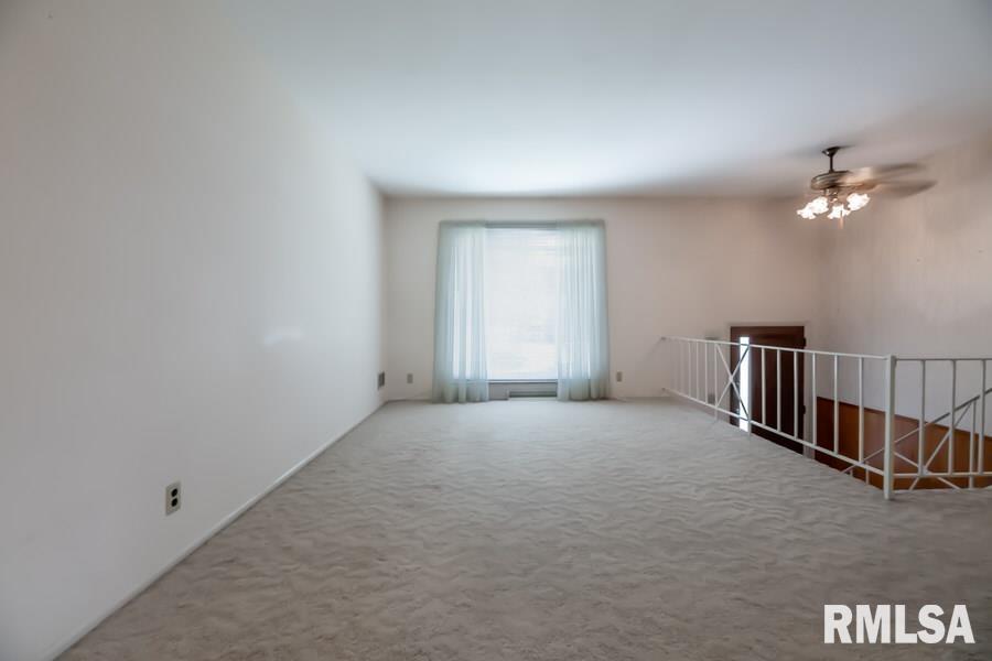 302 Lynnhaven Drive Washington, IL 61571 - Photo 4 of 39 Gallery Image 4