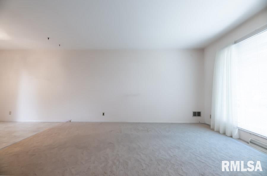 302 Lynnhaven Drive Washington, IL 61571 - Photo 5 of 39 Gallery Image 5