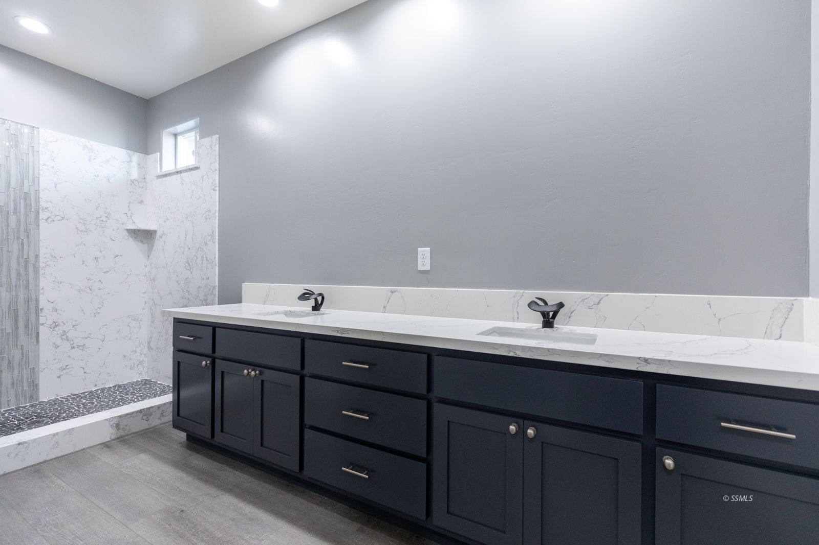 424 Thomas Street Ridgecrest, CA 93555 - Photo 19 of 30 a bathroom with a double vanity sink and mirror
