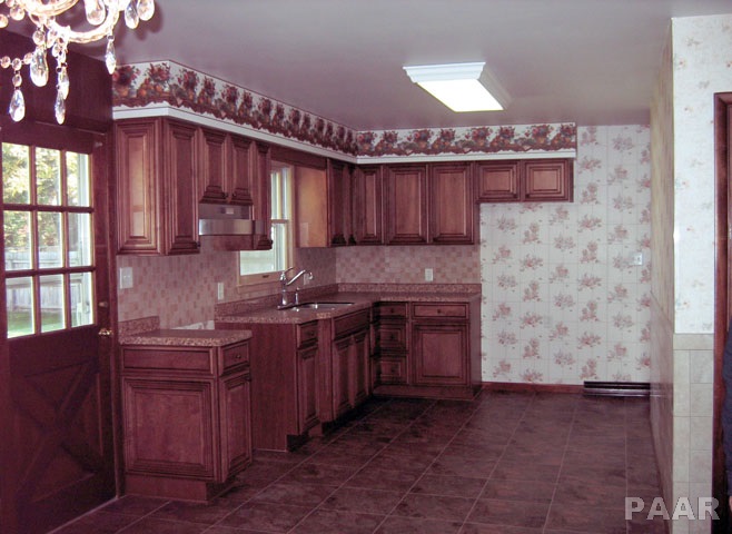 155 Lincoln Road Canton, IL 61520 - Photo 3 of 24 Gallery Image 3