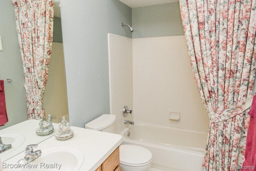 1382 Copper Circle Rochester, MI 48306 - Photo 20 of 30 Second Full Bath