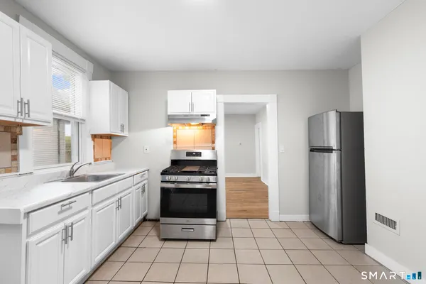 $1,875 | 693 Dixwell Avenue, Unit 2, New Haven, CT 06511