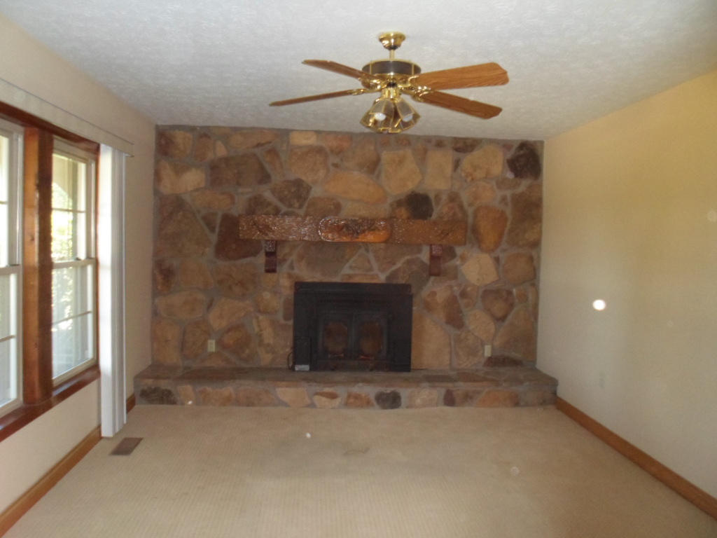 132 Coolidge Road La Follette, TN 37766 - Photo 3 of 15 4 living room