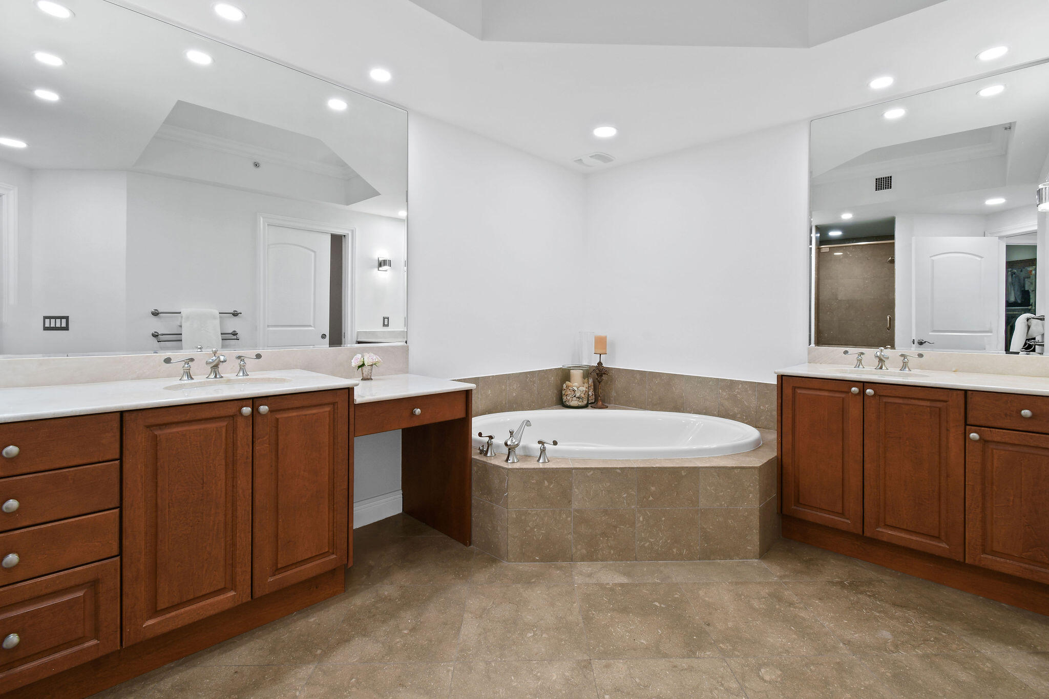 4600 North Ocean Drive, Unit 902 Singer Island, FL 33404 - Photo 38 of 79 Primary Bath