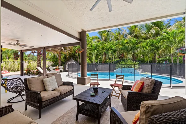 a view of a backyard