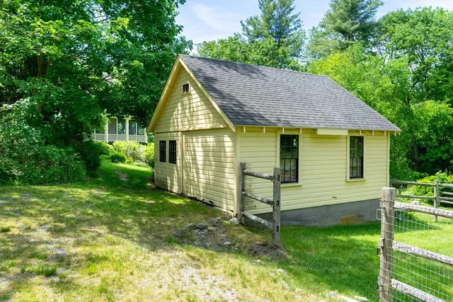 a view of a house with backyard