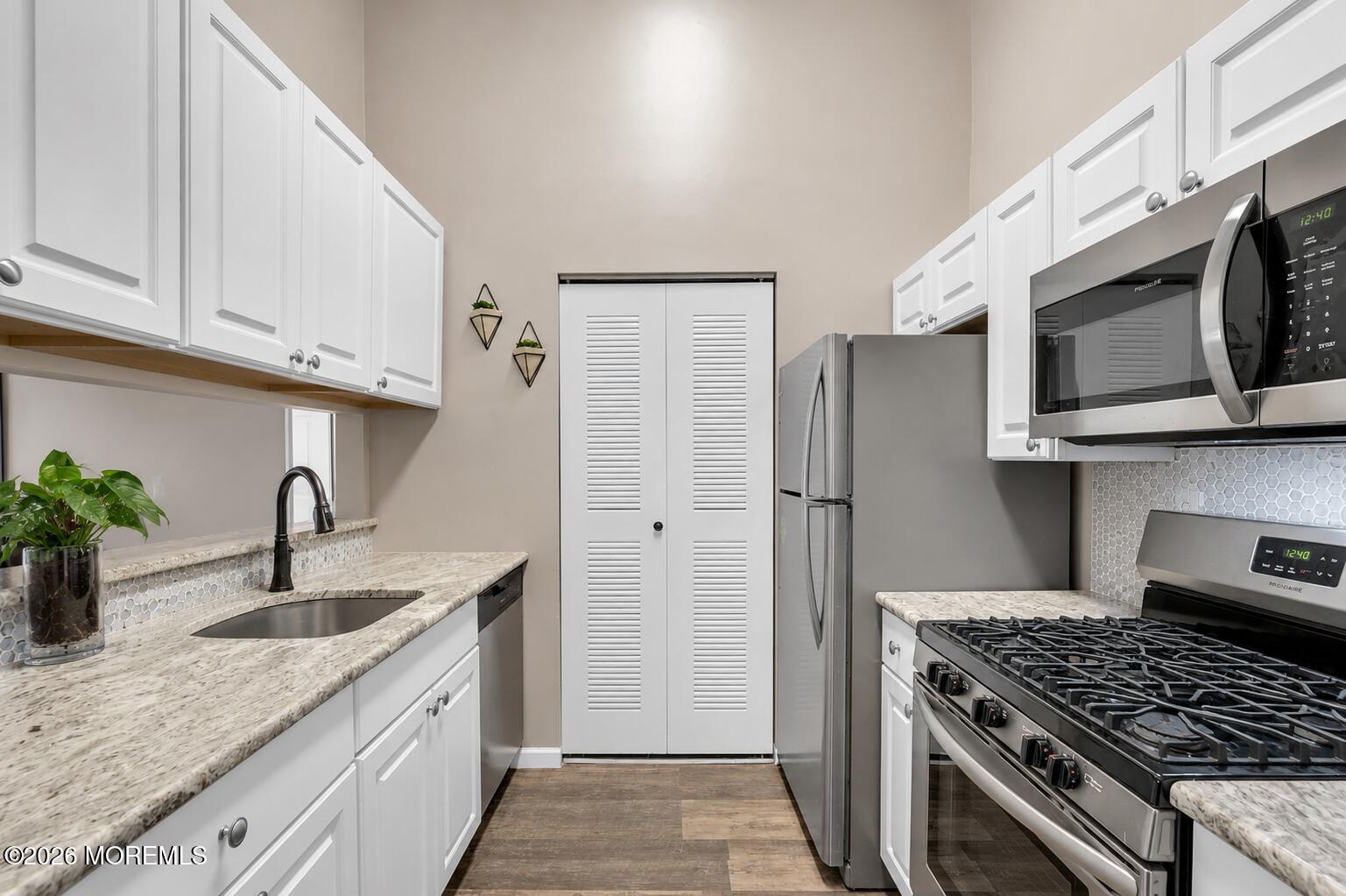 220 Azalea Circle Jackson, NJ 08527 - Photo 4 of 14 Newer Kitchen