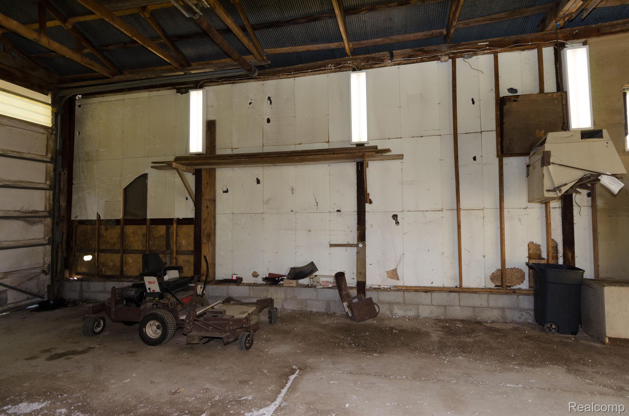 13800 Lone Tree Road Milford, MI 48380 - Photo 76 of 77 Mechanics garage interior.