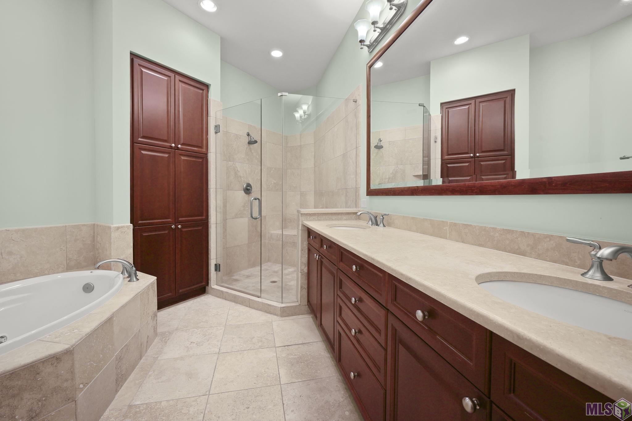 998 Stanford Avenue, Unit 203 Baton Rouge, LA 70808 - Photo 11 of 20 Primary Bath