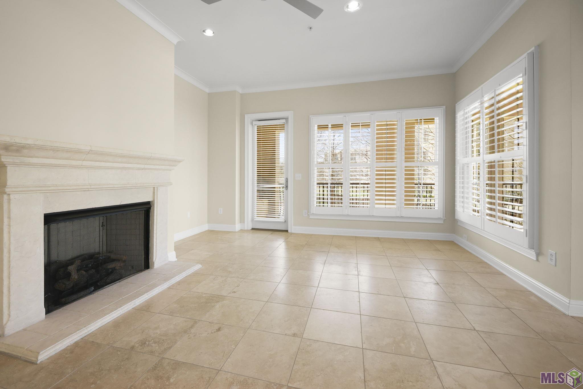 998 Stanford Avenue, Unit 203 Baton Rouge, LA 70808 - Photo 7 of 20 Living Room