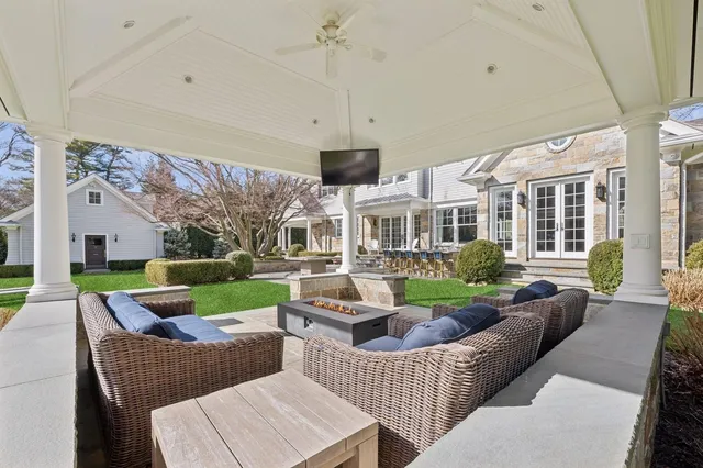 a view of house with garden and tall trees