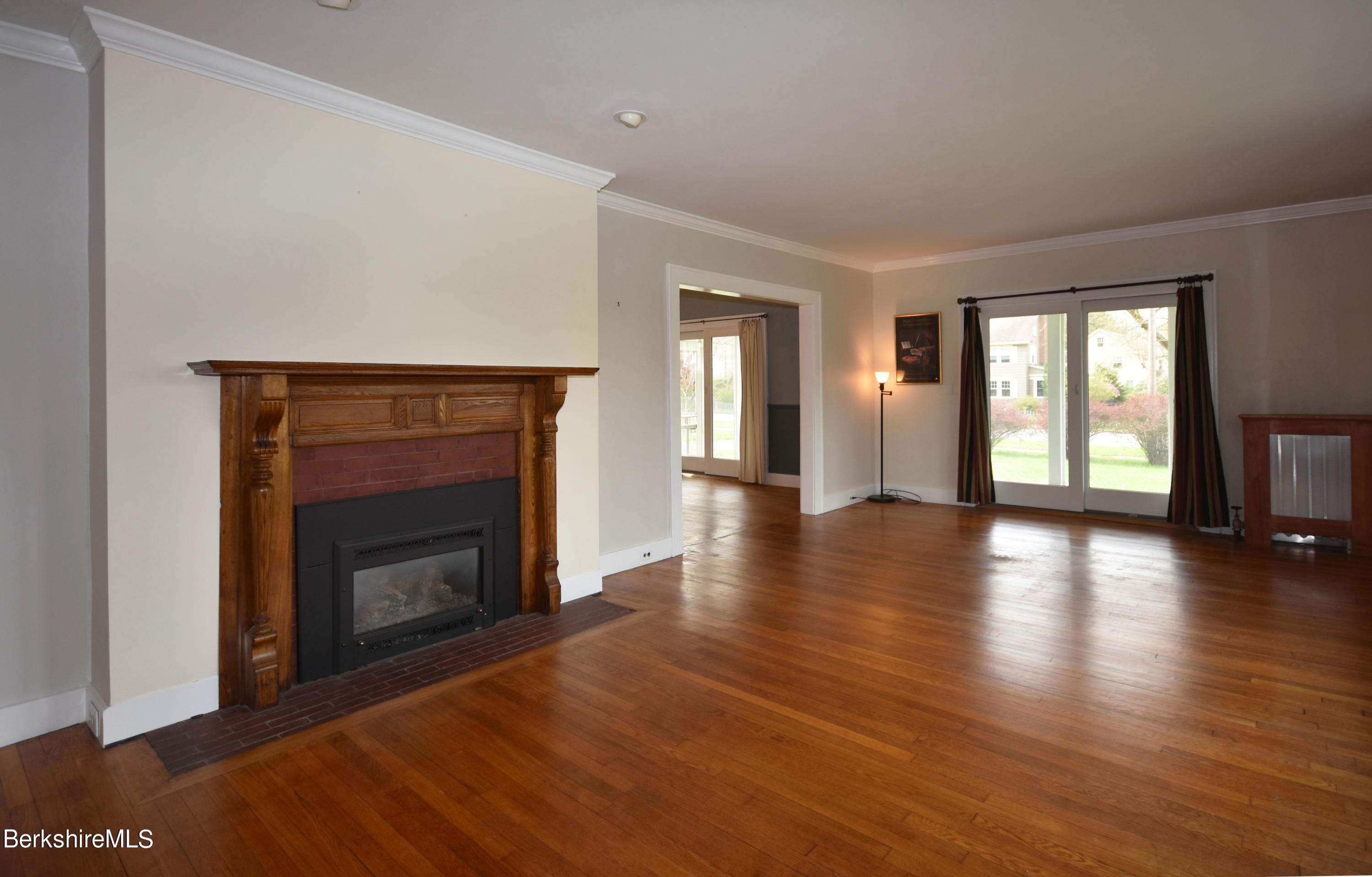 125 Northumberland Road Pittsfield, MA 01201 - Photo 10 of 42 Living Room