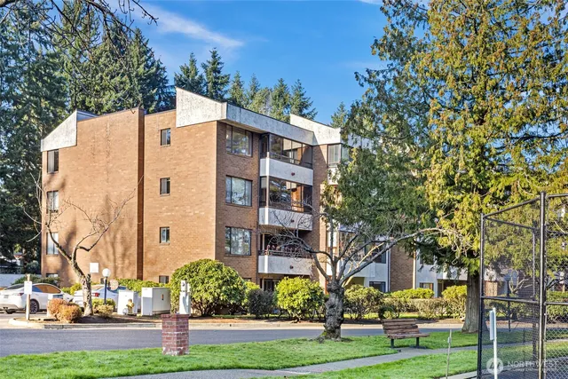 $299,000 | 11025 Glen Acres Drive South, Unit D, Seattle, WA 98168