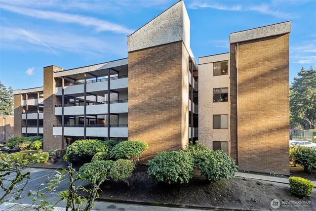 $299,000 | 11025 Glen Acres Drive South, Unit D, Seattle, WA 98168