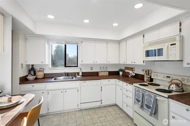 $299,000 | 11025 Glen Acres Drive South, Unit D, Seattle, WA 98168