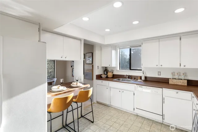 $299,000 | 11025 Glen Acres Drive South, Unit D, Seattle, WA 98168