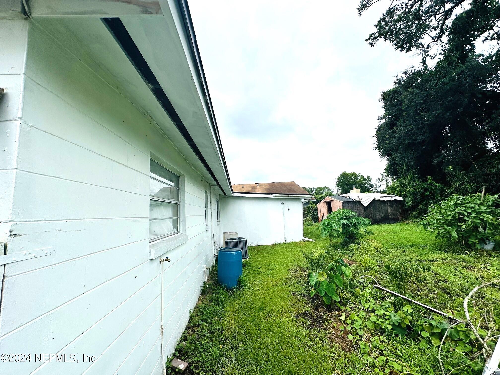 5521 Sabena Road Jacksonville, FL 32207 - Photo 4 of 13 a view of outdoor space and yard