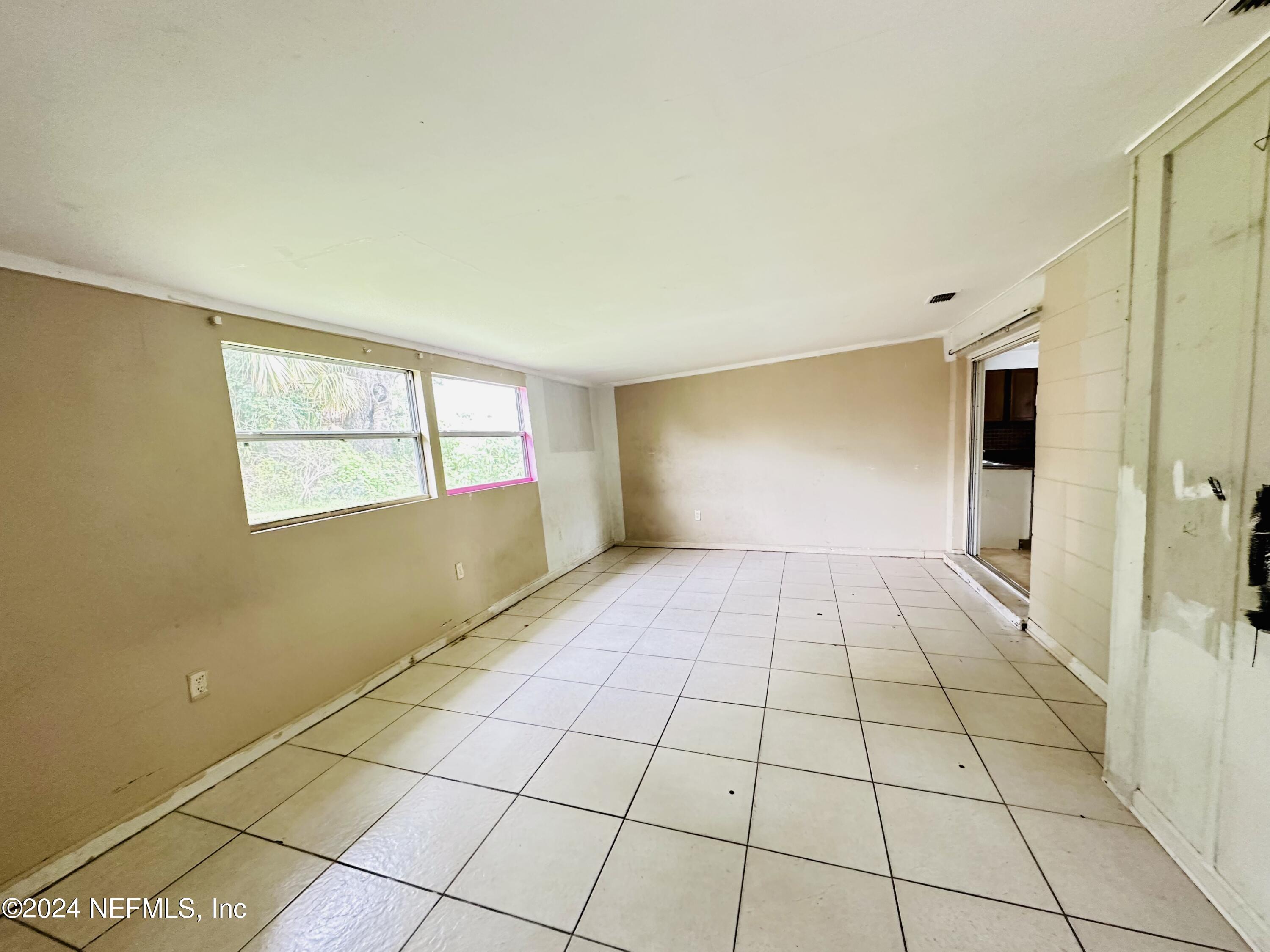 5521 Sabena Road Jacksonville, FL 32207 - Photo 10 of 13 a view of an empty room and window