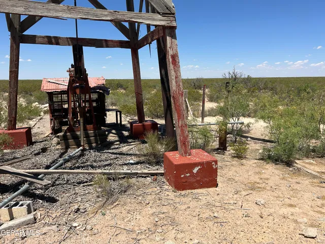 a black and white photo of a room