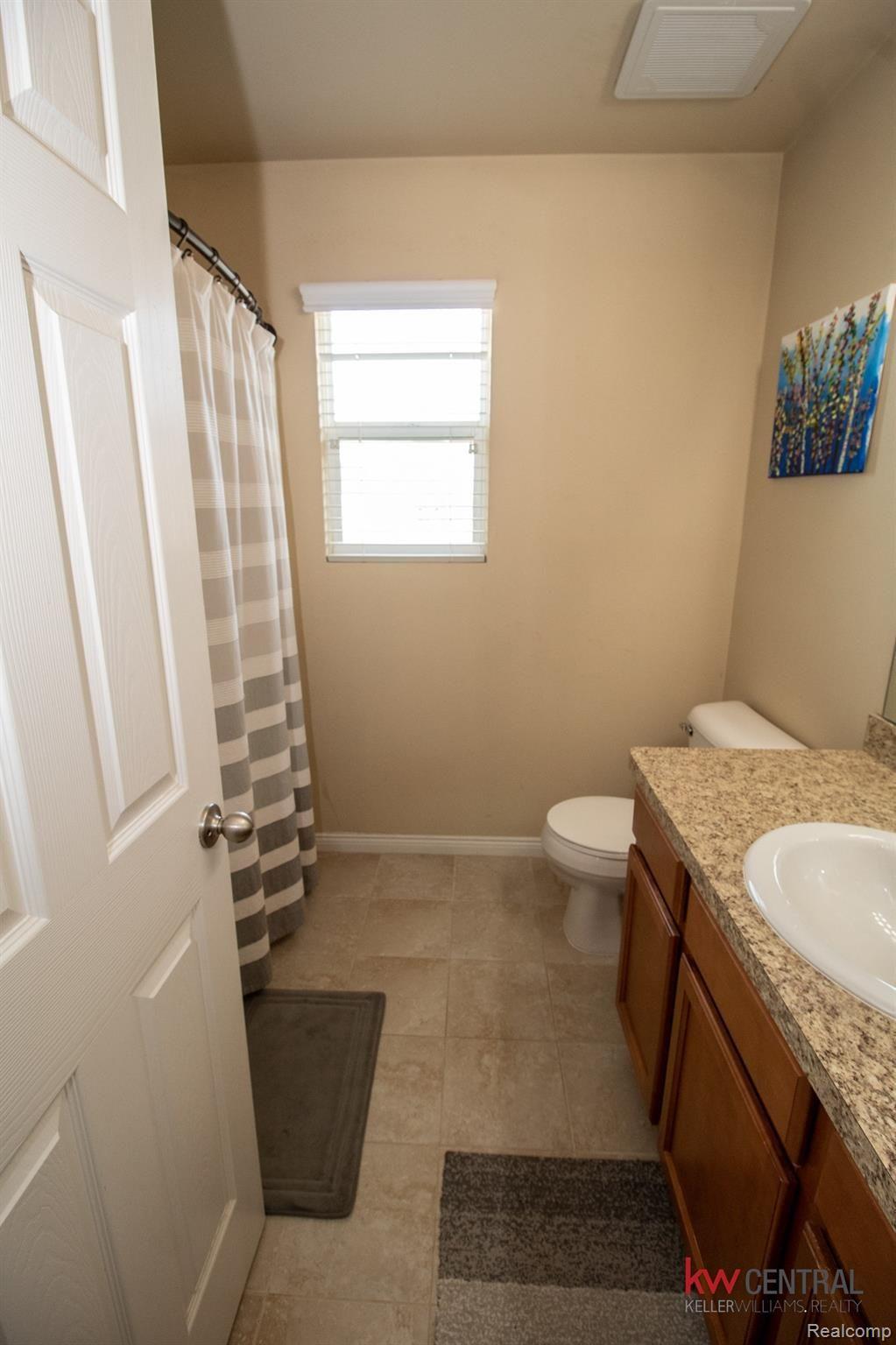 1590 Newstead Lane Rochester, MI 48309 - Photo 32 of 40 Full Bathroom.jpg