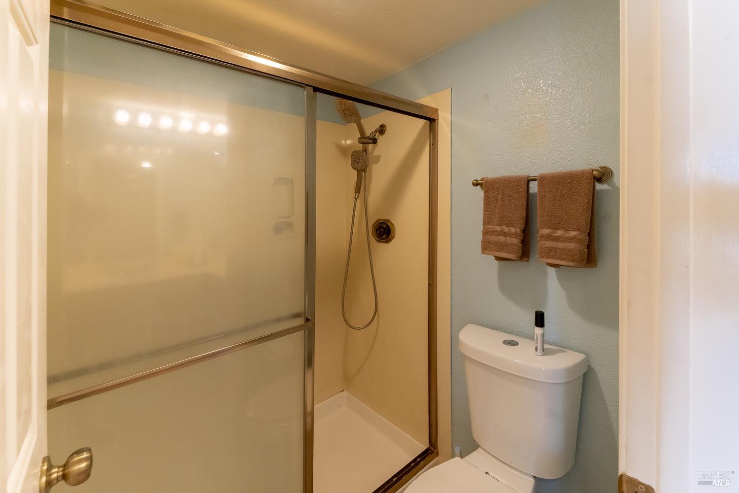 911 Point Reyes Court, Unit 6 Vallejo, CA 94591 - Photo 13 of 35 a bathroom with a shower