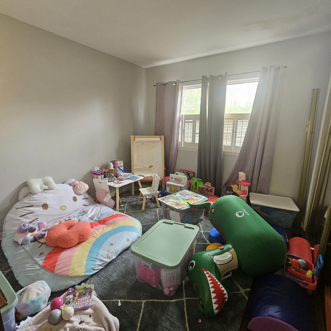 128 Essex Road Elk Grove Village, IL 60007 - Photo 9 of 18 a room with furniture and a window